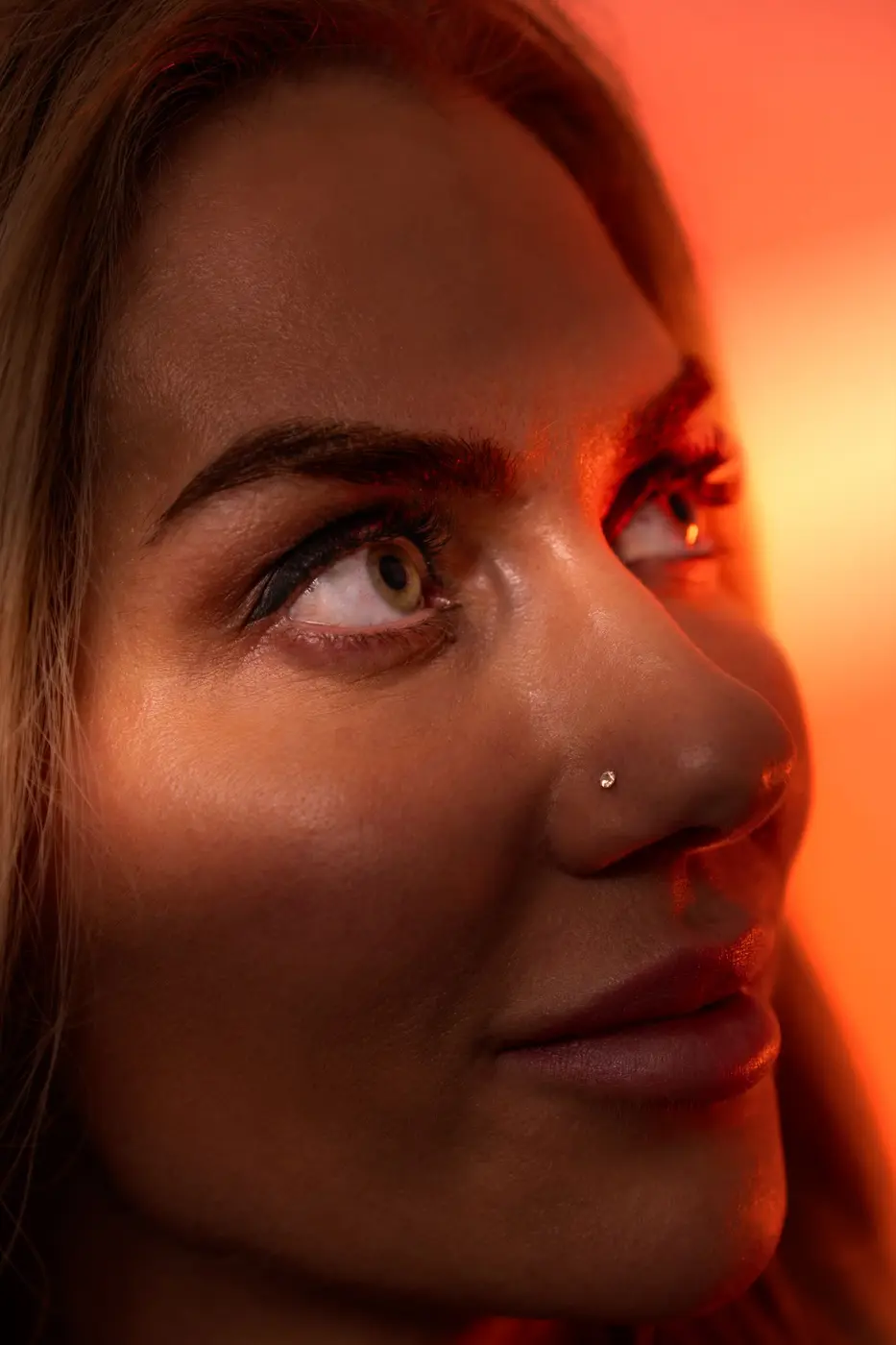 Mujer de perfil con luz cálida sobre la piel