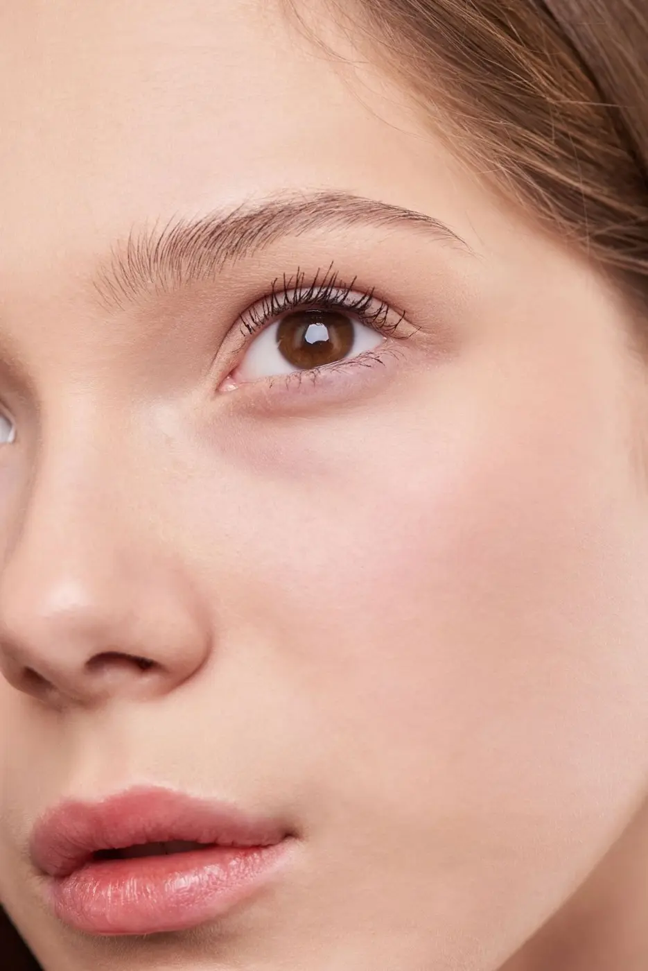 Primer plano de rostro con piel luminosa